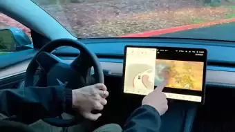 tesla driver playing games while driving 1 340x191  Image of tesla driver playing games while driving 1 340x191